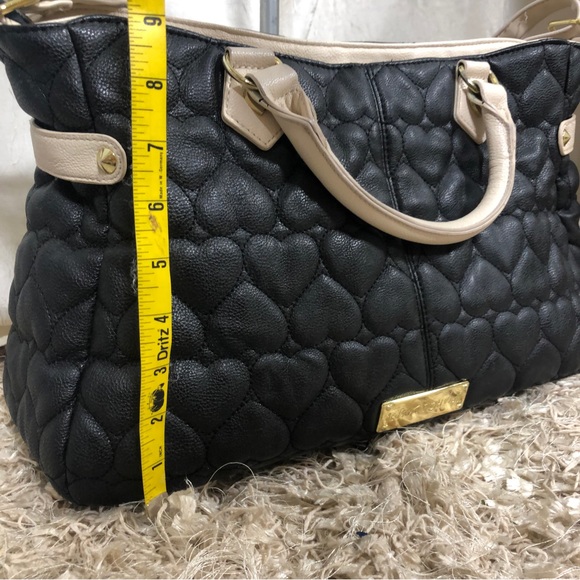 Betsy Johnson Oversized Roomy Quilted Heart Handbag Purse Crossbody Black Cream - Picture 13 of 15